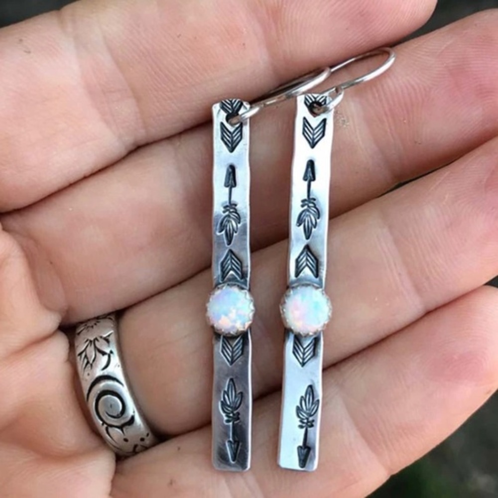 3/$22š©¶ Silver Arrow Stamped Earrings Etched Inlaid Iridescent Crystal NEW - Picture 13 of 15